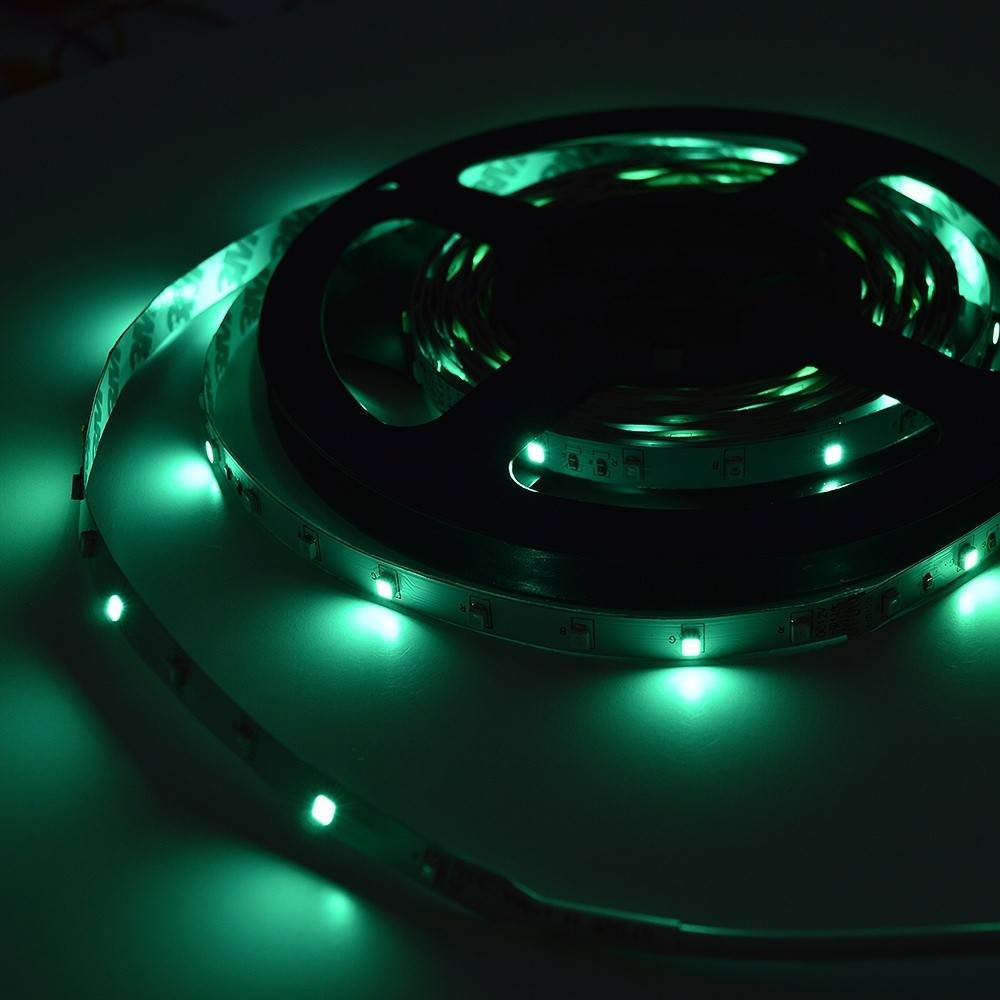 Banda LED PNI D-Light 60RGB flexibila de interior 60 leduri/m 12V 5m cu telecomanda si transformator incluse