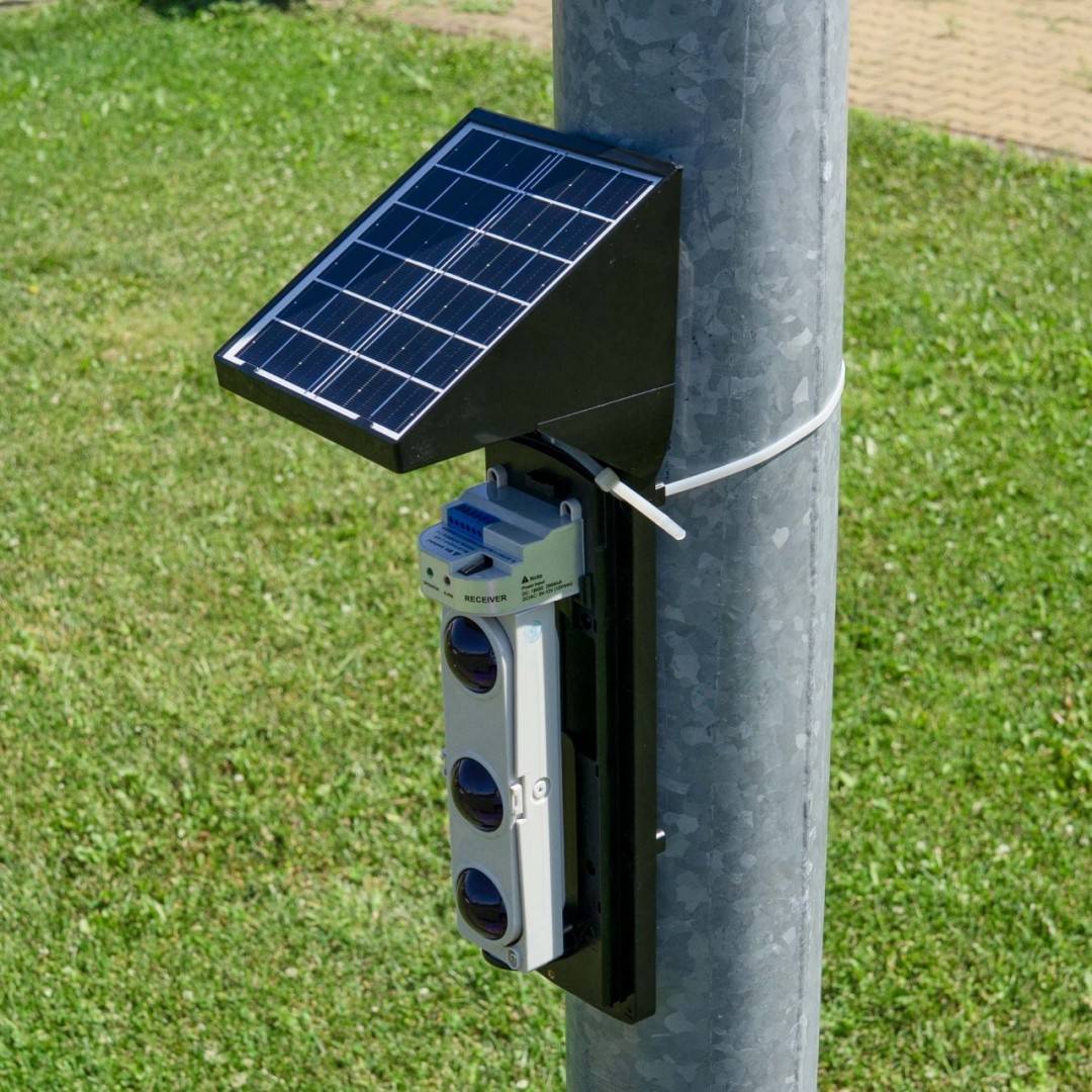 Bariera perimetrala IR PNI BP200S pana la 200m, 3 raze, alimentare solara, 4000 mAh, conexiune wireless, negru