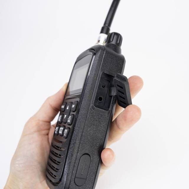 Kit Statie radio CB portabila PNI Escort HP 82, multi standard, 4W, 12V, AM-FM cu antena CB PNI ML70 cu magnet