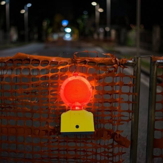 Lampa de santier rosie cu lumina intermitenta, functioneaza cu baterii.