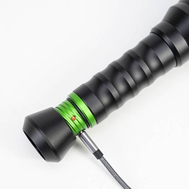 Lanterna PNI Adventure F750 Green Light, aluminiu, LED 10W, 500 lm, pana la 850 m, 4000mAh, IP44, 4000mAh inclus, cu alimentator PNI CHG300 inclus