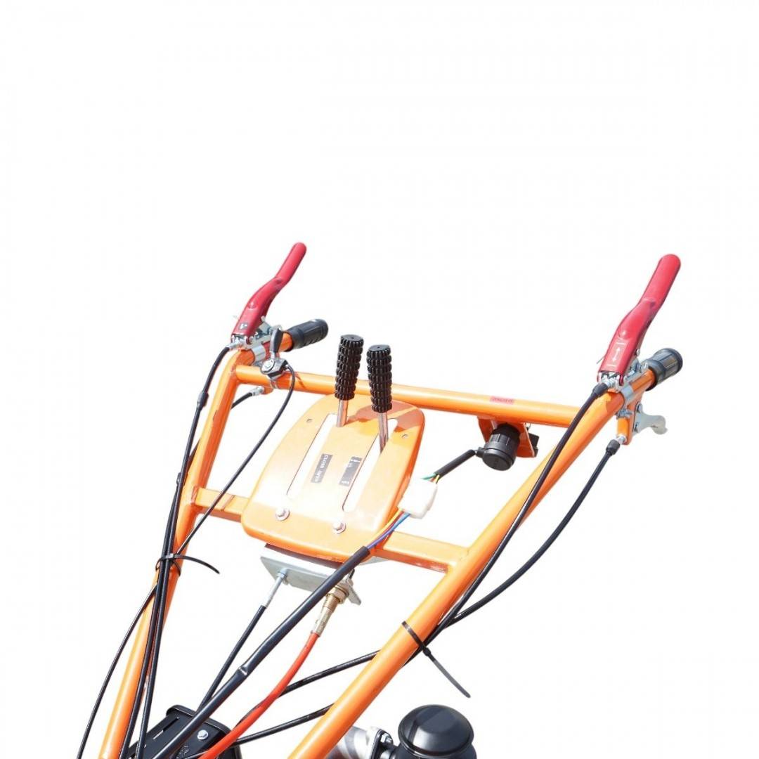 Masina de recoltat porumb pe 1 rand, motor diesel 9CP, 4 timpi, 438cc, autopropulsata, pornire electrica, 12 cutite