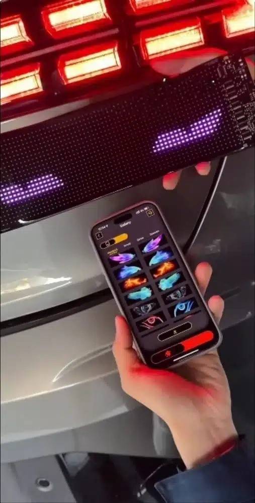 Ochi Display LED Animat Auto, Control prin Aplicație LOY SPACE (iOS & Android), Lipire pe Geam, Ochi, Text și Poze Personalizate și Altele
