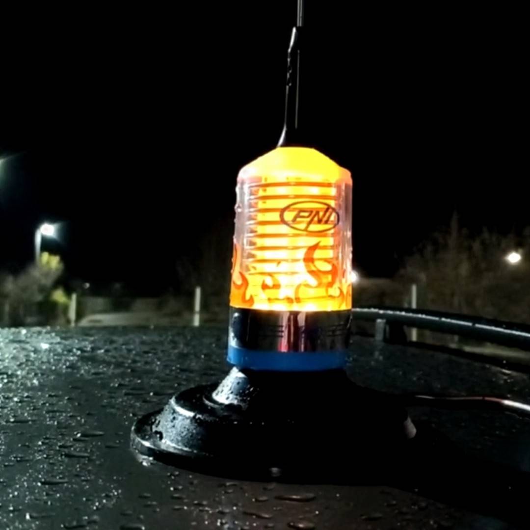 Pachet Antena CB PNI TRUCKER 9000 PL cu LED, lungime 140 cm, 26-28MHz, 1000W cu sticky Pad Drapel inclus