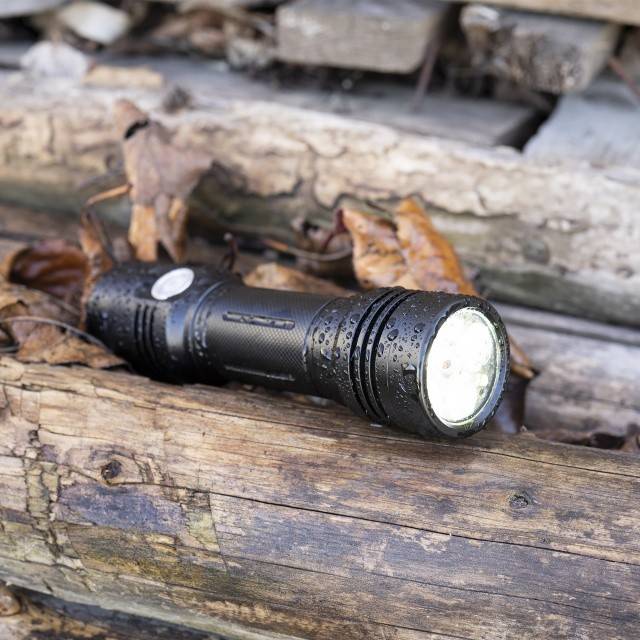 Pachet lanterna dubla PNI Adventure F200 din aluminiu cu LED, acumulator 4000mAh, 3 LED-uri cu deschidere mare si unul cu focus si alimentator PNI
