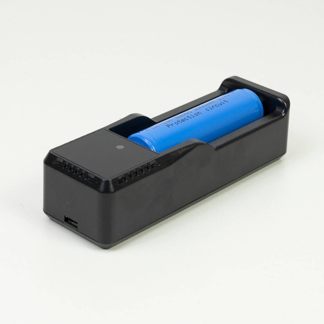Pachet Lanterna PNI Adventure F300 cu LED in 3 culori, alb, rosu, verde, max. 10W, IPX6 + Sticky Pad Drapel