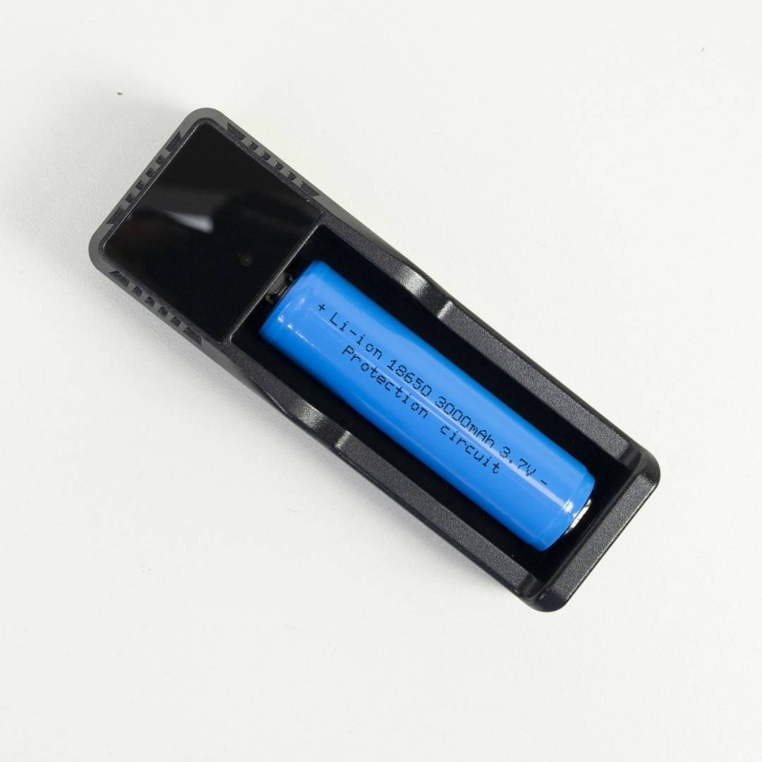 Pachet Lanterna PNI Adventure F300 cu LED in 3 culori, alb, rosu, verde, max. 10W, IPX6 + Sticky Pad Drapel