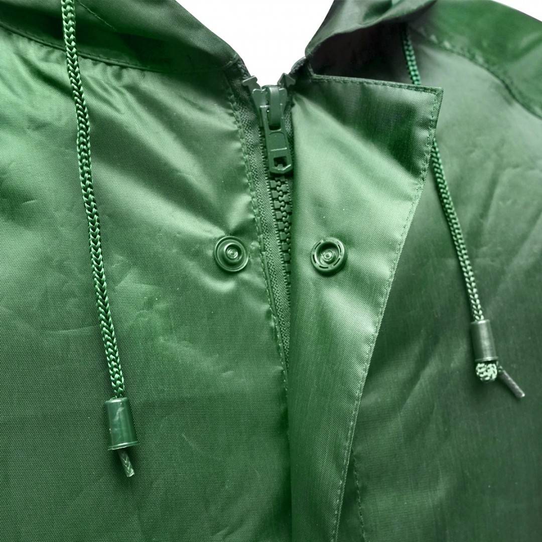 Pelerina cu gluga impermeabila L din poliester cu membrana PVC fante de aerisire, 2 buzunare si fermoar verde Breckner Germany