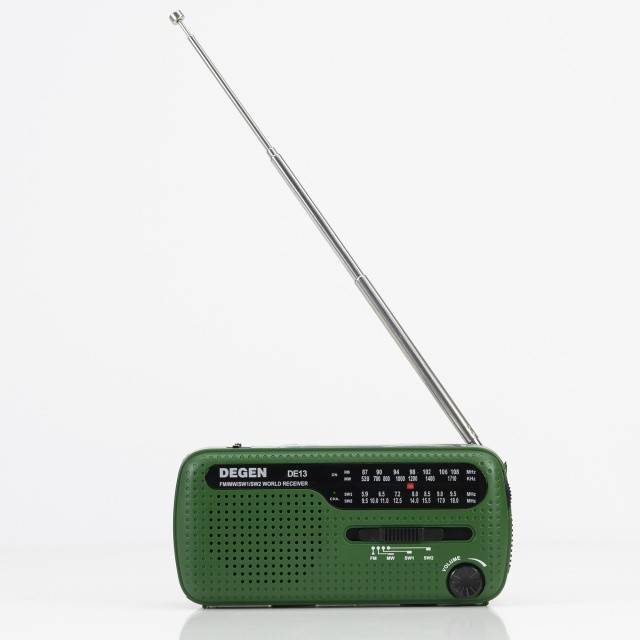 Radio de urgenta PNI Degen DE13, FM-AM-SW, cu alimentare solara, acumulator sau baterii AAA, functii SOS, lanterna, lumina semnalizare