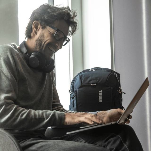 Rucsac urban cu compartiment laptop Thule Construct de 28L, Negru