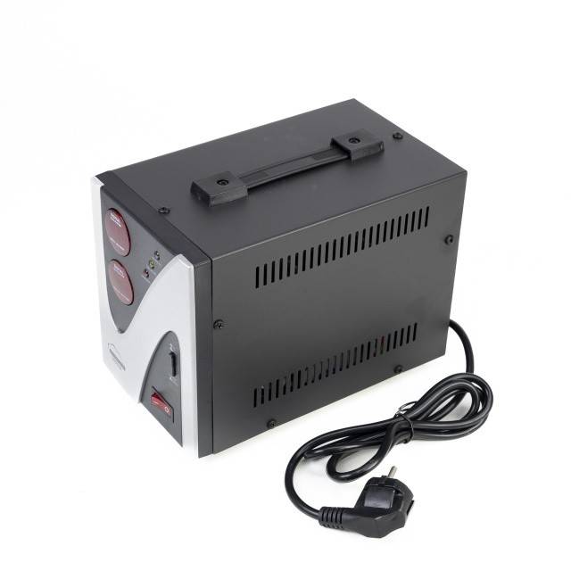 Stabilizator de tensiune SilverCloud 2000VA 1200W 9.1A iesire 230V ± 10%