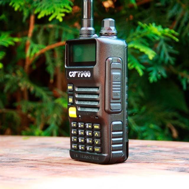Statie radio VHF/UHF portabila CRT FP00 dual band 136-174 si 400-440 MHz culoare Negru, VOX, 128 canale, Scan, Programabila, Lanterna, FM radio,