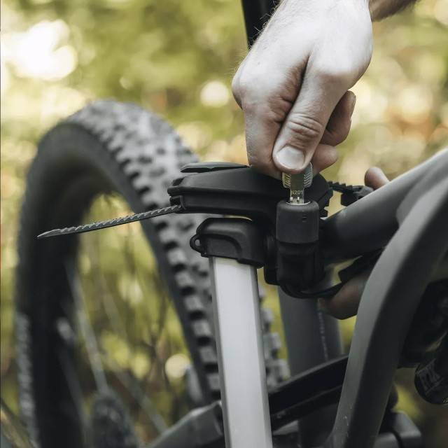 Suport pentru 2 biciclete Thule Epos 978100 cu prindere pe carligul de remorcare (13pini)
