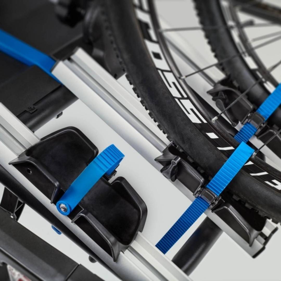 Suport pentru 3 biciclete, Cruz Pivot R3 940-512, cu prindere pe carligul de remorcare, 13 pini