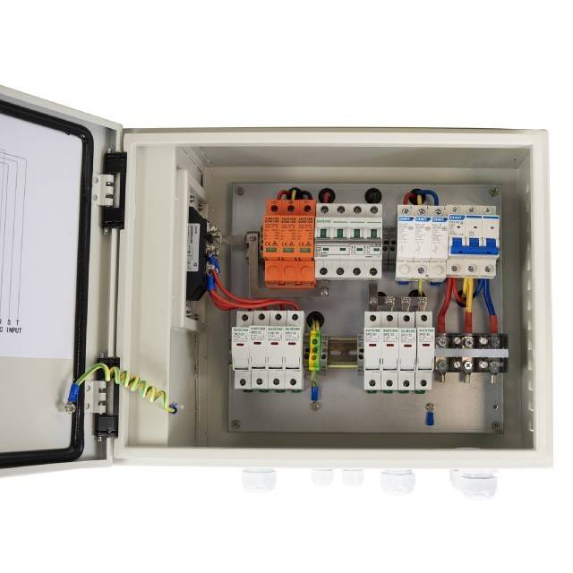 Tablou PNI CBT-3 de protectie si intrerupere sistem solar trifazic AC DC intrare 4 stringuri, iesire 1 string