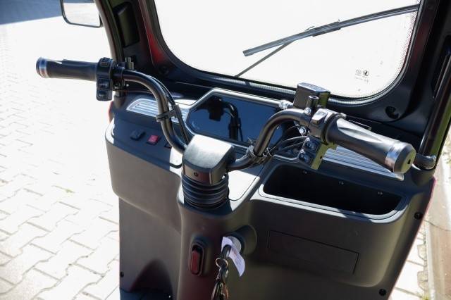Triciclu electric KUBA OPTIMUS MAX cu cabina 1000W, Fara permis, 25 km/h,
